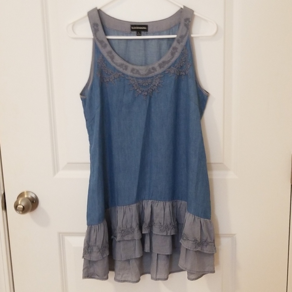 Beautiful inwrought top.